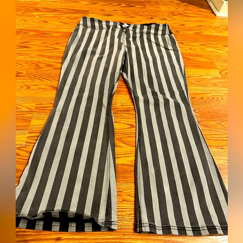 White Birch black and grey striped side zip flare jeans sz 2X